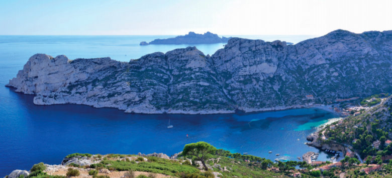 Seul le directeur du Parc national des Calanques peut autoriser les tournages publicitaires au sein du parc. Seul le directeur du Parc national des Calanques peut autoriser les tournages publicitaires au sein du parc.