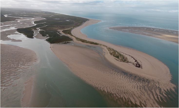 Le drone permet un suivi régulier du trait de côte (ici, dans la Manche). © Smel