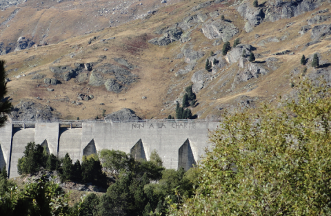 Graffiti sur le barrage de Plan d’amont (Aussois, Maurienne, Parc national de la Vanoise) inscrit après l’inauguration d’un nouvel aménagement des parkings au pied du barrage, destiné à mieux organiser les flux touristiques.