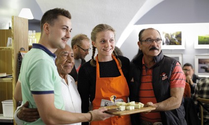 Dégustation de fromages mexicains avec des restaurateurs français dans le Parc naturel régional des Volcans d’Auvergne.© Julie Merckling - SCALP